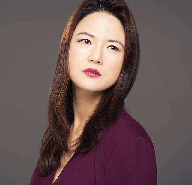 headshots/Holly_Bewlay